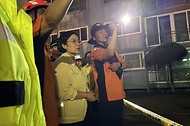 한성숙 국무총리가 8월 17일 경남 거제 집중호우 피해 현장을 방문해 피해 현황 및 주민피해 상황 보고를 받는 등 점검하고 있다.