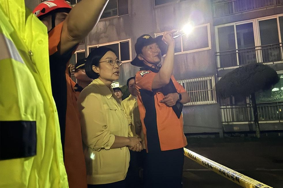 한성숙 국무총리가 8월 17일 경남 거제 집중호우 피해 현장을 방문해 피해 현황 및 주민피해 상황 보고를 받는 등 점검하고 있다.