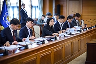 한성숙 국무총리가 8월 14일 서울 종로구 정부서울청사에서 열린 제1차 범부처 주택 신속공급 점검회의에서 발언하고 있다.