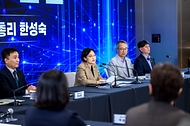 한성숙 국무총리가 8월 19일 서울 마포구 SVC서울에서 열린 창업생태계 강화 대토론회에서 발언하고 있다.