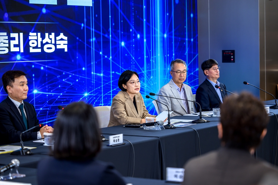 한성숙 국무총리가 8월 19일 서울 마포구 SVC서울에서 열린 창업생태계 강화 대토론회에서 발언하고 있다.