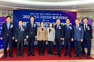 한성숙 국무총리가 8월 19일 서울 중구 프레스센터에서 열린 2026 전국 지방정부 일자리대상에 참석해 시상 및 축사를 하고 있다.