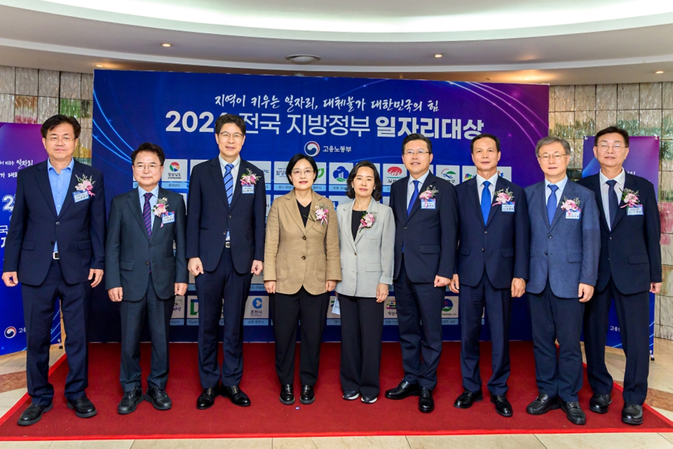 한성숙 국무총리가 8월 19일 서울 중구 프레스센터에서 열린 2026 전국 지방정부 일자리대상에 참석해 시상 및 축사를 하고 있다.