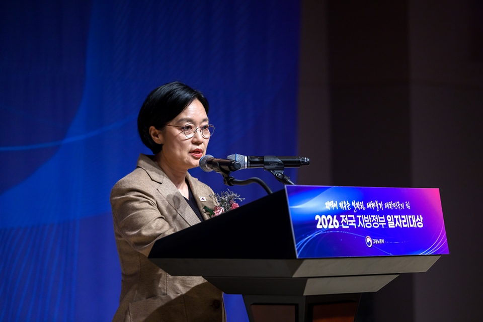 한성숙 국무총리가 8월 19일 서울 중구 프레스센터에서 열린 2026 전국 지방정부 일자리대상에 참석해 시상 및 축사를 하고 있다.