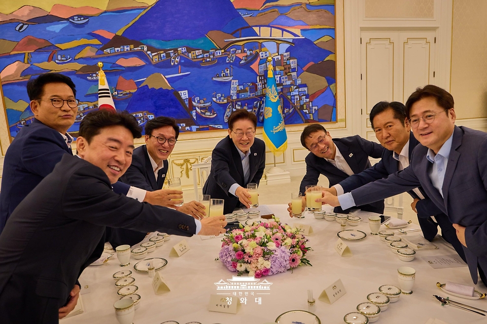 이재명 대통령이 8월 19일 청와대에서 열린 더불어민주당 당대표·후보자 만찬 간담회에서 건배하고 있다.