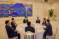 이재명 대통령이 8월 19일 청와대에서 열린 더불어민주당 당대표·후보자들과 만찬 간담회를 하고 있다.