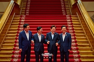 이재명 대통령이 8월 19일 청와대에서 열린 더불어민주당 당대표·후보자 만찬 간담회에 앞서 기념촬영을 하고 있다.