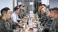 안규백 국방부 장관이 8월 13일 육군 5사단 GP를 방문해 군사대비태세를 점검하고 있다.