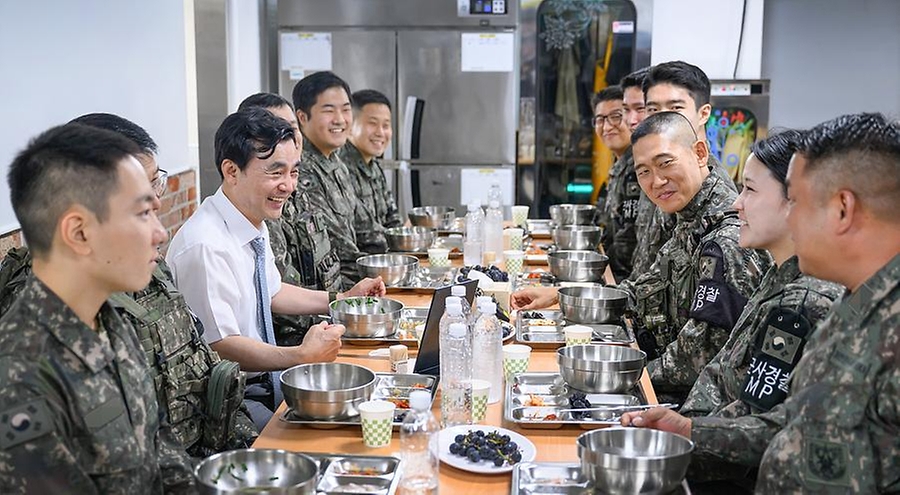 안규백 국방부 장관이 8월 13일 육군 5사단 GP를 방문해 군사대비태세를 점검하고 있다.