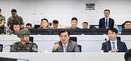 안규백 국방부 장관이 8월 13일 육군 5사단 GP를 방문해 군사대비태세를 점검하고 있다.