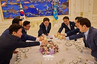 이재명 대통령이 8월 19일 청와대에서 열린 더불어민주당 당대표·후보자 만찬 간담회에서 건배하고 있다.