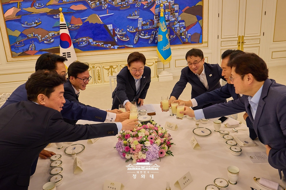 이재명 대통령이 8월 19일 청와대에서 열린 더불어민주당 당대표·후보자 만찬 간담회에서 건배하고 있다.