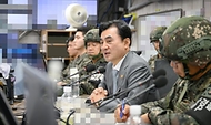 안규백 국방부 장관이 8월 13일 육군 5사단 GP를 방문해 군사대비태세를 점검하고 있다.