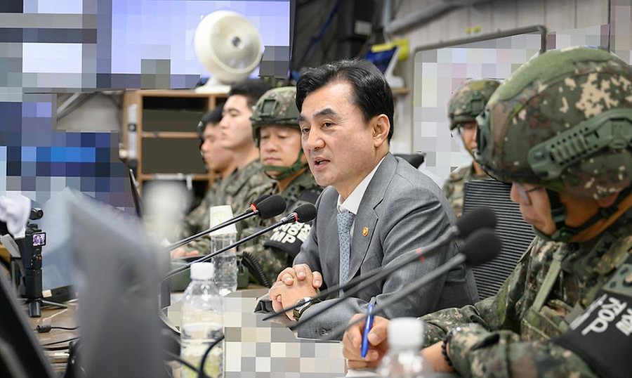 안규백 국방부 장관이 8월 13일 육군 5사단 GP를 방문해 군사대비태세를 점검하고 있다.