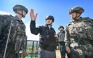 안규백 국방부 장관이 8월 13일 육군 5사단 GP를 방문해 군사대비태세를 점검하고 있다.