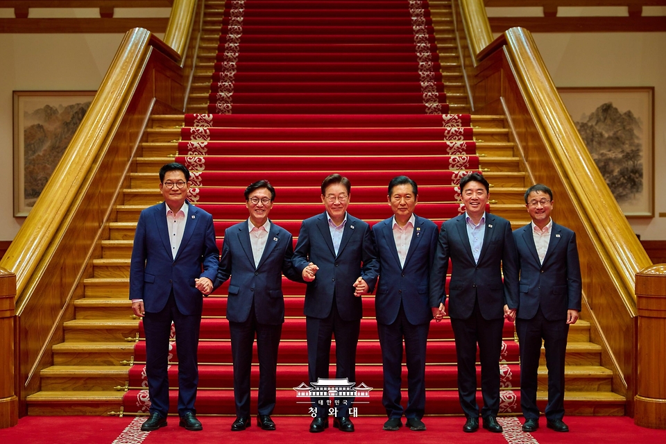 이재명 대통령이 8월 19일 청와대에서 열린 더불어민주당 당대표·후보자 만찬 간담회에 앞서 기념촬영을 하고 있다.