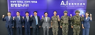 안규백 국방부 장관이 8월 13일 육군 5사단 GP를 방문해 군사대비태세를 점검하고 있다.