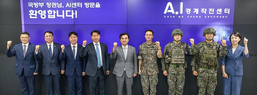 안규백 국방부 장관이 8월 13일 육군 5사단 GP를 방문해 군사대비태세를 점검하고 있다.