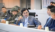 안규백 국방부 장관이 8월 13일 육군 5사단 GP를 방문해 군사대비태세를 점검하고 있다.