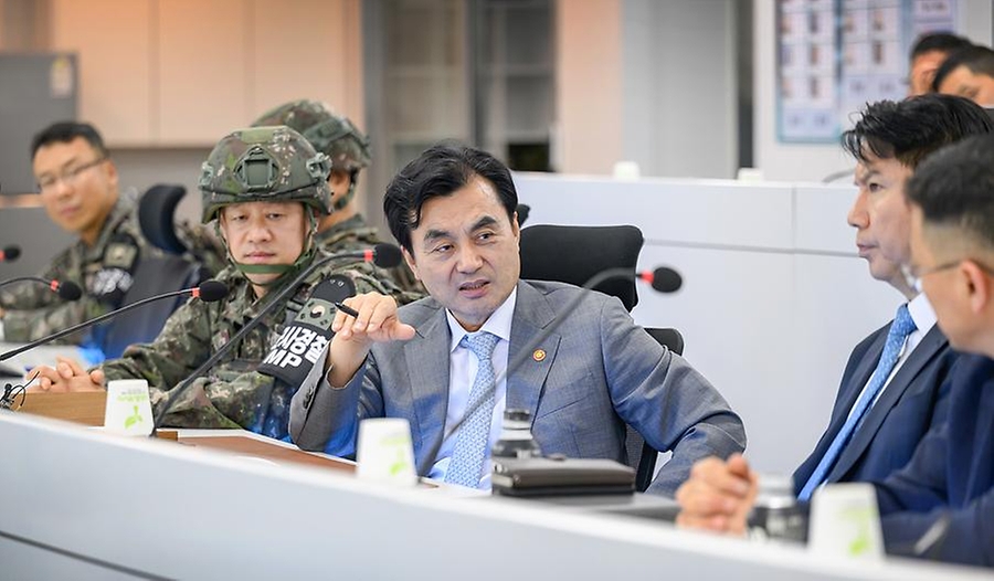 안규백 국방부 장관이 8월 13일 육군 5사단 GP를 방문해 군사대비태세를 점검하고 있다.