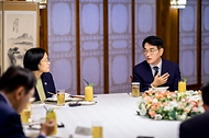 한성숙 국무총리가 8월 21일 서울 종로구 삼청동 국무총리 서울공관에서 박용진 규제합리화위원회 부위원장 및 민간위원들과 오찬 간담회를 하고 있다.