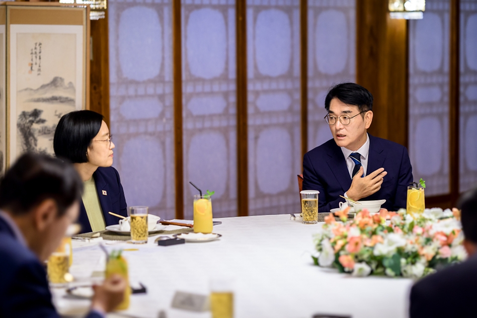 한성숙 국무총리가 8월 21일 서울 종로구 삼청동 국무총리 서울공관에서 박용진 규제합리화위원회 부위원장 및 민간위원들과 오찬 간담회를 하고 있다.