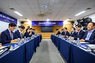 한성숙 국무총리가 8월 20일 서울 구로구 벤처기업협회에서 열린 신산업분야 규제혁신 간담회를 주재하고 있다.