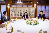 한성숙 국무총리가 8월 21일 서울 종로구 삼청동 국무총리 서울공관에서 박용진 규제합리화위원회 부위원장 및 민간위원들과 오찬 간담회를 하고 있다.