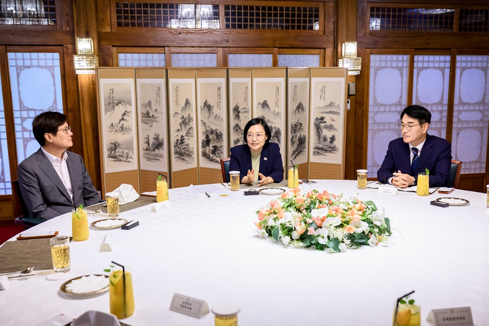 한성숙 국무총리가 8월 21일 서울 종로구 삼청동 국무총리 서울공관에서 박용진 규제합리화위원회 부위원장 및 민간위원들과 오찬 간담회를 하고 있다.