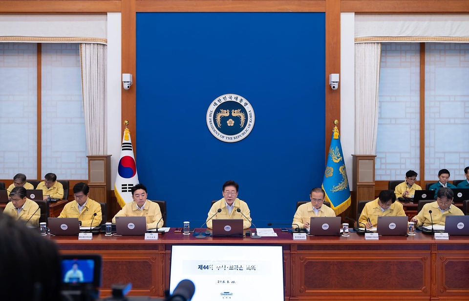이재명 대통령이 8월 20일 청와대에서 열린 수석보좌관회의에서 발언하고 있다.