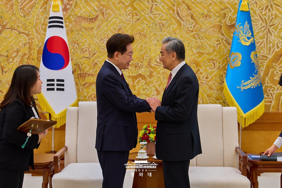 이재명 대통령이 8월 20일 청와대에서 왕이 중국공산당 중앙외사판공실 주임 겸 외교부장과 접견에 앞서 악수하고 있다.