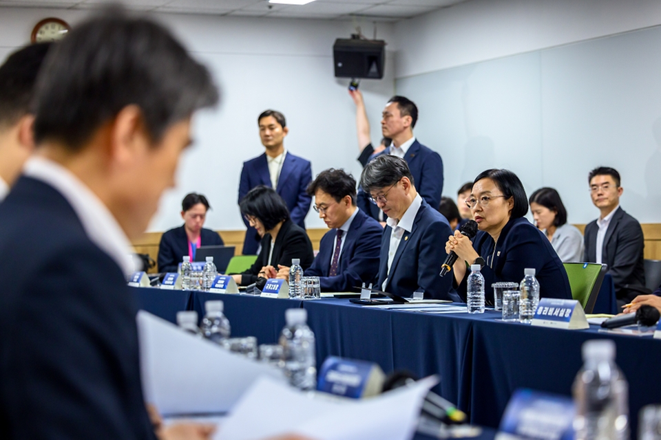 한성숙 국무총리가 8월 20일 서울 구로구 벤처기업협회에서 열린 신산업분야 규제혁신 간담회를 주재하고 있다.