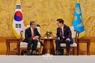 이재명 대통령이 8월 20일 청와대에서 왕이 중국공산당 중앙외사판공실 주임 겸 외교부장을 접견하고 있다.