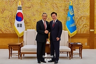 이재명 대통령이 8월 20일 청와대에서 왕이 중국공산당 중앙외사판공실 주임 겸 외교부장과 접견에 앞서 악수하고 있다.