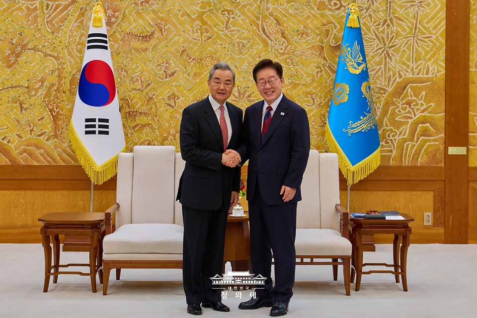 이재명 대통령이 8월 20일 청와대에서 왕이 중국공산당 중앙외사판공실 주임 겸 외교부장과 접견에 앞서 악수하고 있다.