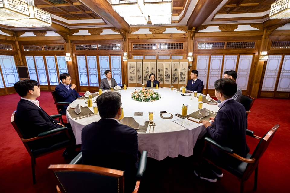한성숙 국무총리가 8월 21일 서울 종로구 삼청동 국무총리 서울공관에서 박용진 규제합리화위원회 부위원장 및 민간위원들과 오찬 간담회를 하고 있다.