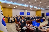 이재명 대통령이 8월 21일 청와대에서 열린 국민주권정부 제1차 반부패정책협의회에서 국민의례를 하고 있다.