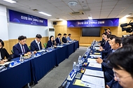한성숙 국무총리가 8월 20일 서울 구로구 벤처기업협회에서 열린 신산업분야 규제혁신 간담회를 주재하고 있다.