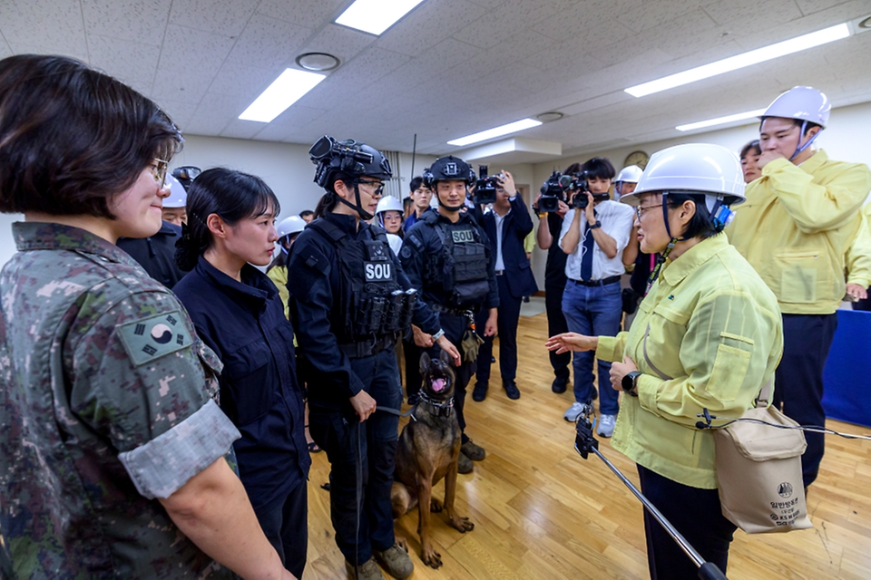 한성숙 국무총리가 8월 20일 서울 종로구 정부서울청사에서 열린 정부서울청사 공습대비 민방위훈련을 참관하고 있다.
