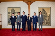 한성숙 국무총리가 8월 21일 서울 종로구 삼청동 국무총리 서울공관에서 박용진 규제합리화위원회 부위원장 및 민간위원들과 오찬 간담회를 하고 있다.