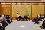 이재명 대통령이 8월 20일 청와대에서 왕이 중국공산당 중앙외사판공실 주임 겸 외교부장을 접견하고 있다.