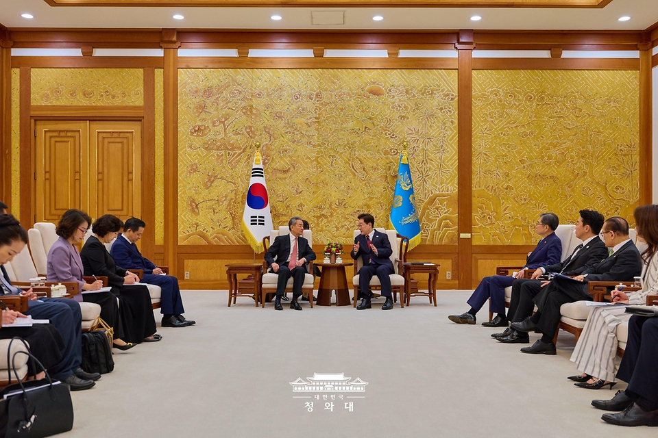 이재명 대통령이 8월 20일 청와대에서 왕이 중국공산당 중앙외사판공실 주임 겸 외교부장을 접견하고 있다.