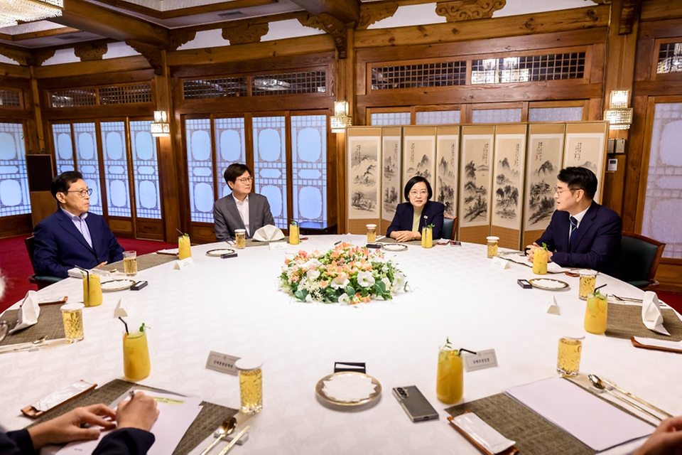 한성숙 국무총리가 8월 21일 서울 종로구 삼청동 국무총리 서울공관에서 박용진 규제합리화위원회 부위원장 및 민간위원들과 오찬 간담회를 하고 있다.