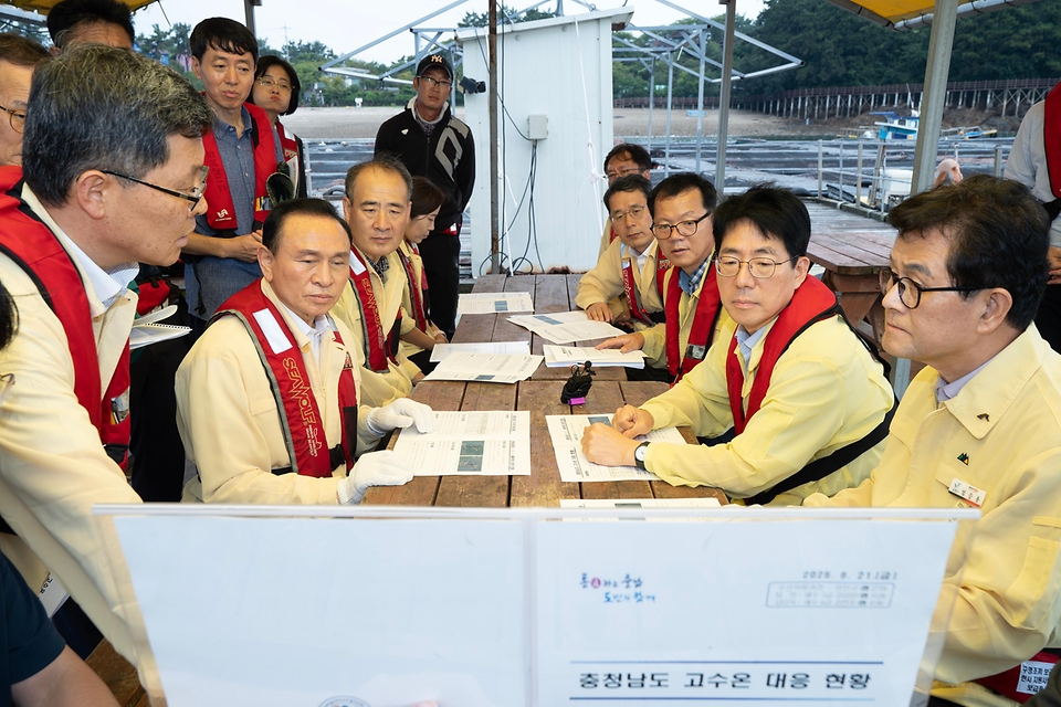 황종우 해양수산부 장관이 8월 21일 보령시 오천면 해상 가두리 양식장을 방문해 고수온에 따른 재해 대응 상황을 점검하고 어업인을 격려하고 있다.