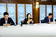 한성숙 국무총리가 8월 23일 서울 종로구 삼청동 총리공관에서 더불어민주당 김민석 당 대표, 강훈식 대통령 비서실장과 함께 고위당정협의회에 참석해 있다.