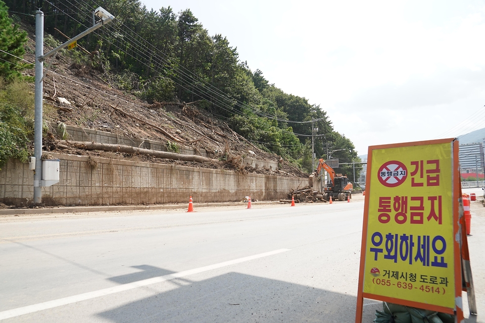 박은식 산림청장이 8월 20일 거제시 연초면 오비리 산사태 피해 현장을 찾아 피해상황을 살펴보고 있다.