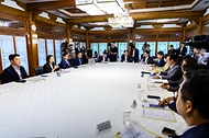 한성숙 국무총리가 8월 23일 서울 종로구 삼청동 총리공관에서 더불어민주당 김민석 당 대표, 강훈식 대통령 비서실장과 함께 고위당정협의회에 참석해 있다.