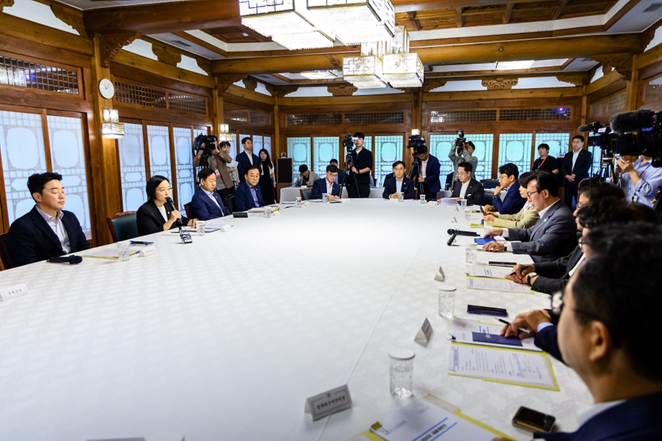 한성숙 국무총리가 8월 23일 서울 종로구 삼청동 총리공관에서 더불어민주당 김민석 당 대표, 강훈식 대통령 비서실장과 함께 고위당정협의회에 참석해 있다.