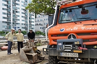 박은식 산림청장이 8월 20일 거제시 연초면 오비리 산사태 피해 현장을 찾아 피해상황을 살펴보고 있다.