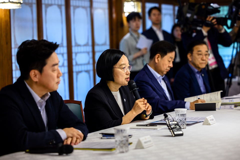 한성숙 국무총리가 8월 23일 서울 종로구 삼청동 총리공관에서 더불어민주당 김민석 당 대표, 강훈식 대통령 비서실장과 함께 고위당정협의회에 참석해 있다.